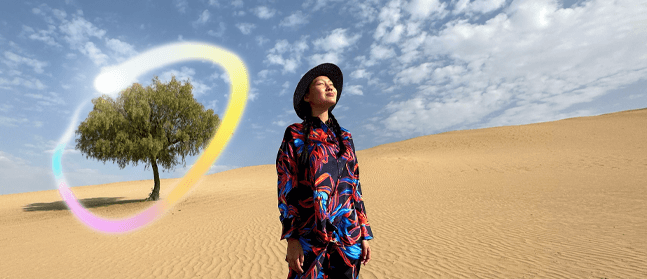 iPad Pro szemből, a kijelzőn sötétkéktől zöldig terjedő színátmenetes háttér előtt több megnyitott alkalmazás, egy
Apple Pencilt tartó kéz körívet kanyarít a kijelzőre, amivel a kép az Apple Intelligence-alapú Image Wand funkció működését
kívánja illusztrálni