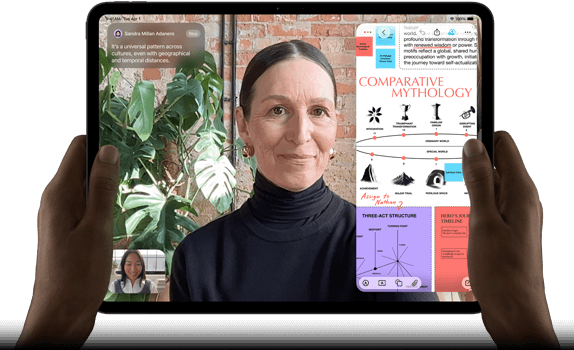 Asztrofekete iPad Pro szemből, fekvő tájolásban, lekerekített sarkokkal, fekete kijelzőkerettel. A bal és jobb szélén
egy-egy kéz fogja, a kijelzőn élőben fordított FaceTime-beszélgetés, valamint egy oktatási célú alkalmazás jelenik meg, amely
egy komparatív mitológiáról szóló prezentációt tartalmaz szöveggel, ábrákkal és kézzel írt jegyzetekkel