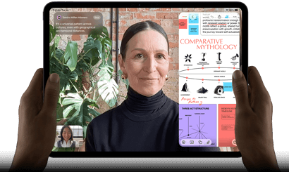 Asztrofekete iPad Pro szemből, fekvő tájolásban, lekerekített sarkokkal, fekete kijelzőkerettel. A bal és jobb szélén
egy-egy kéz fogja, a kijelzőn élőben fordított FaceTime-beszélgetés, valamint egy oktatási célú alkalmazás jelenik meg, amely
egy komparatív mitológiáról szóló prezentációt tartalmaz szöveggel, ábrákkal és kézzel írt jegyzetekkel