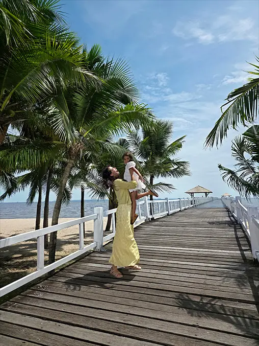 Egy beltéri asztalon elrendezett ételről készült fotó a Galaxy Z Fold7 200 megapixeles hátlapi kamerájával. A színek
      és a részletek jól definiáltak.