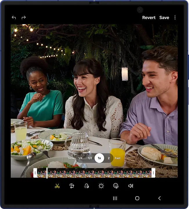 Videó készült, amelyet éppen szerkesztenek egy kihajtott Galaxy Z Fold7 nagyméretű főképernyőjén.