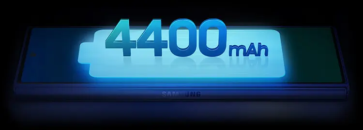 A Galaxy Z Fold7 a fedlapi képernyő felől összehajtva látható, tetején egy akkumulátor ikonnal. Az akkumulátor mérete
      4400 milliamper-óra.