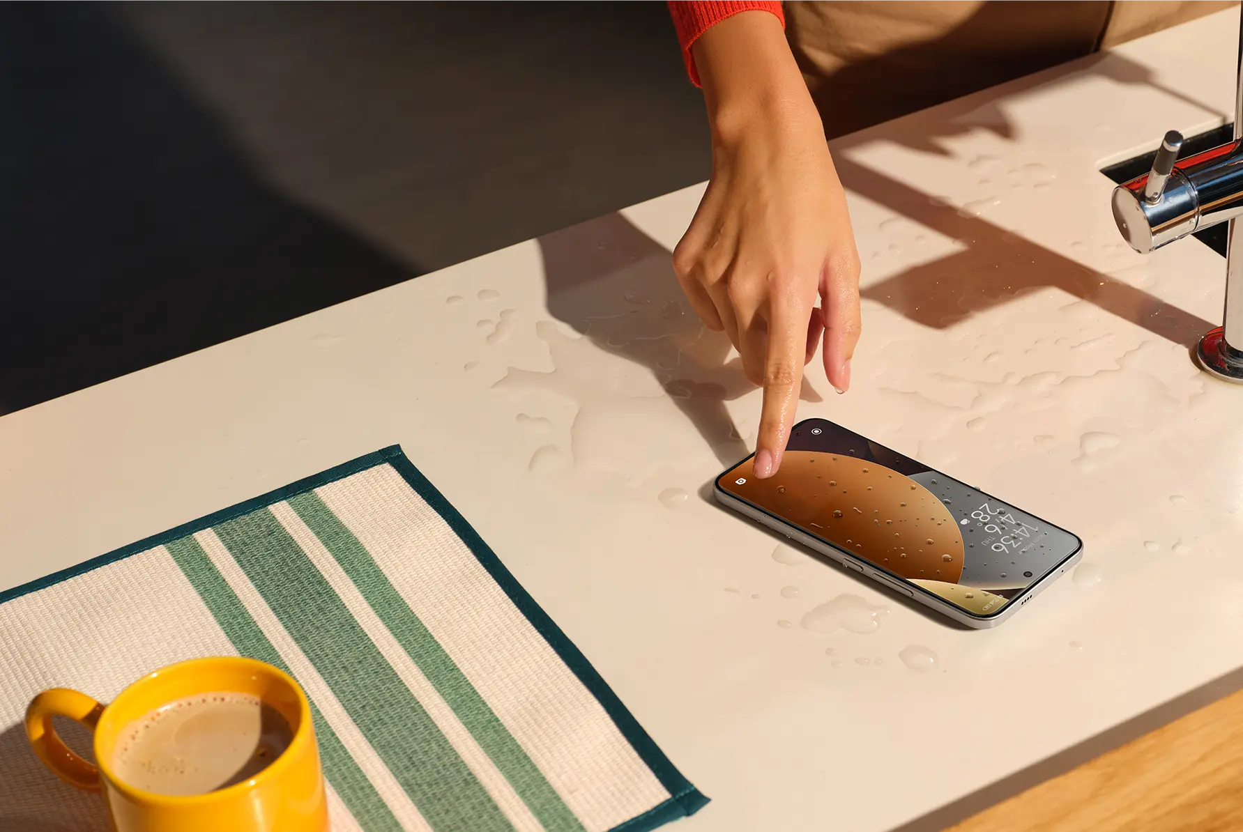 Telefon nedves kijelzővel egy konyhai környezetben