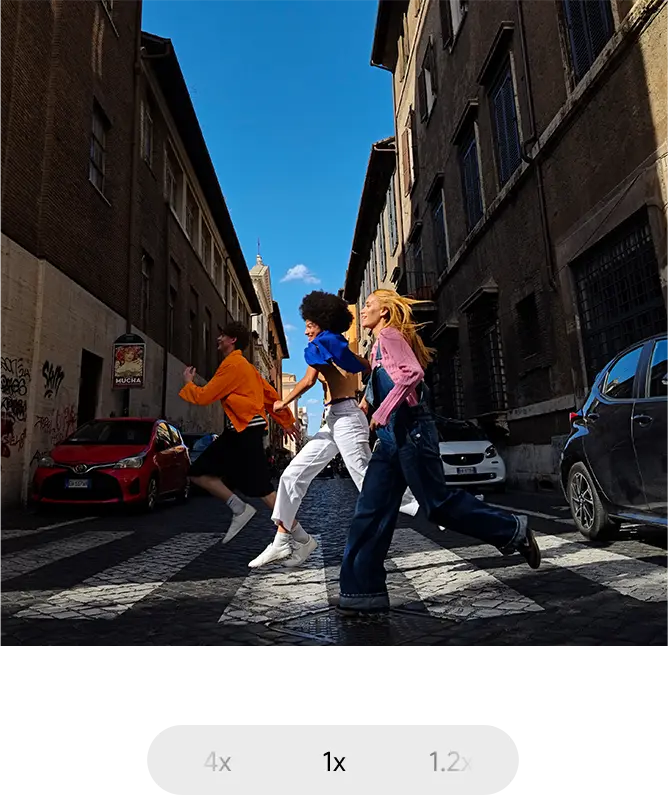 Fiatal emberek futnak át egy gyalogátkelőhelyen