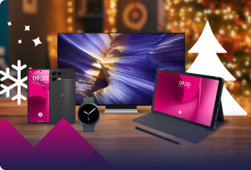 Ünnepi hangulatú promóciós kép, amely különböző elektronikai eszközöket mutat be egy karácsonyi háttér előtt. A képen középen egy nagyméretű okostévé látható, absztrakt háttérképpel a kijelzőjén. Előtte balra egy fekete okostelefon (feltételezhetően T Pho
